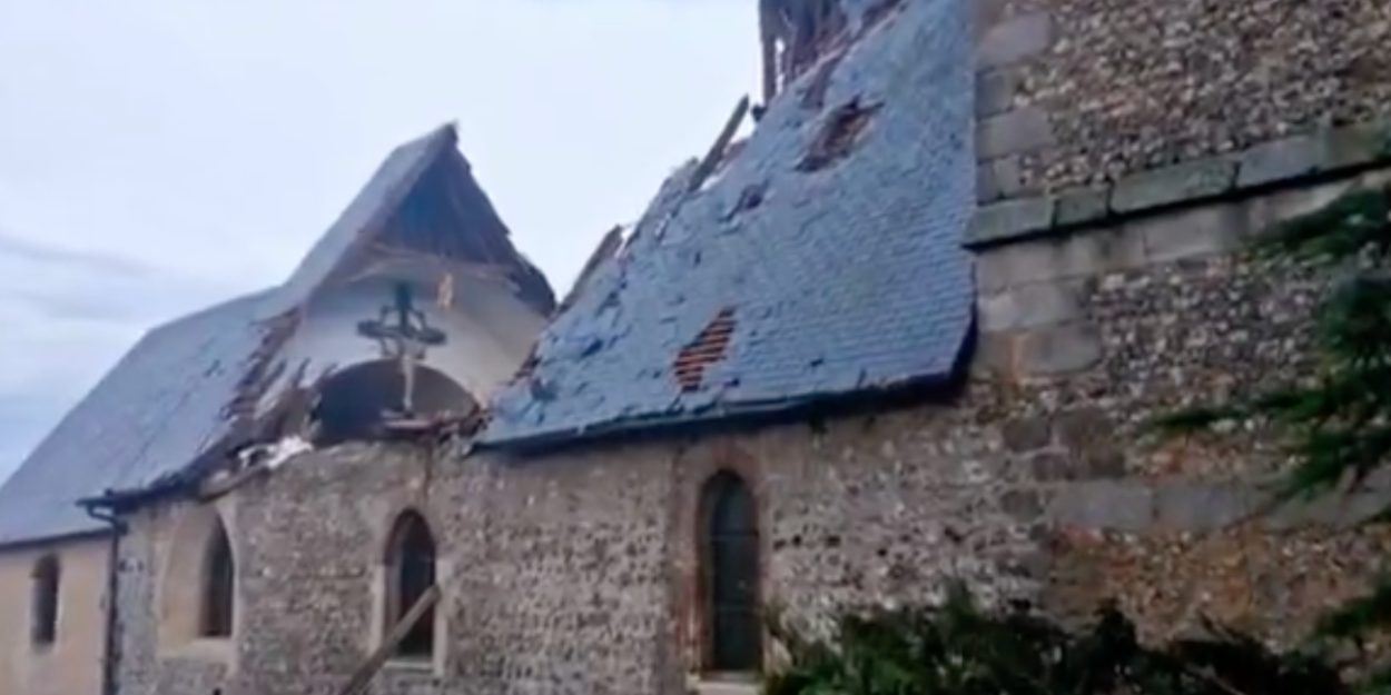 "Dans la tempête, le Christ demeure" 'église d'un village ravagée par l'orage dans l'Eure