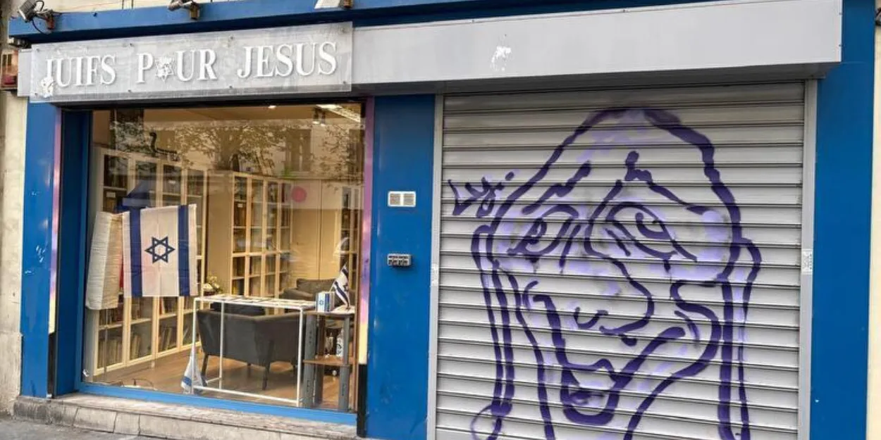 "Nous invitons les chrétiens à prier pour lutter contre ce climat de haine" tag antisémite sur le local de Juifs pour Jésus