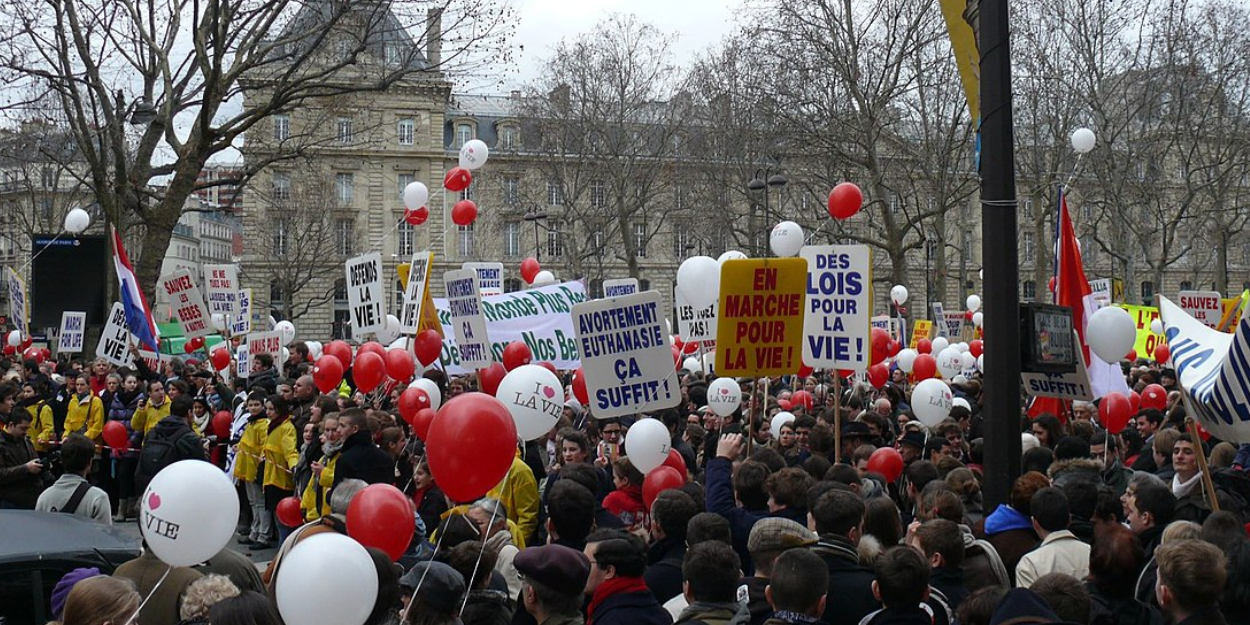 À Paris, les anti-IVG marchent aussi contre la loi sur la fin de vie