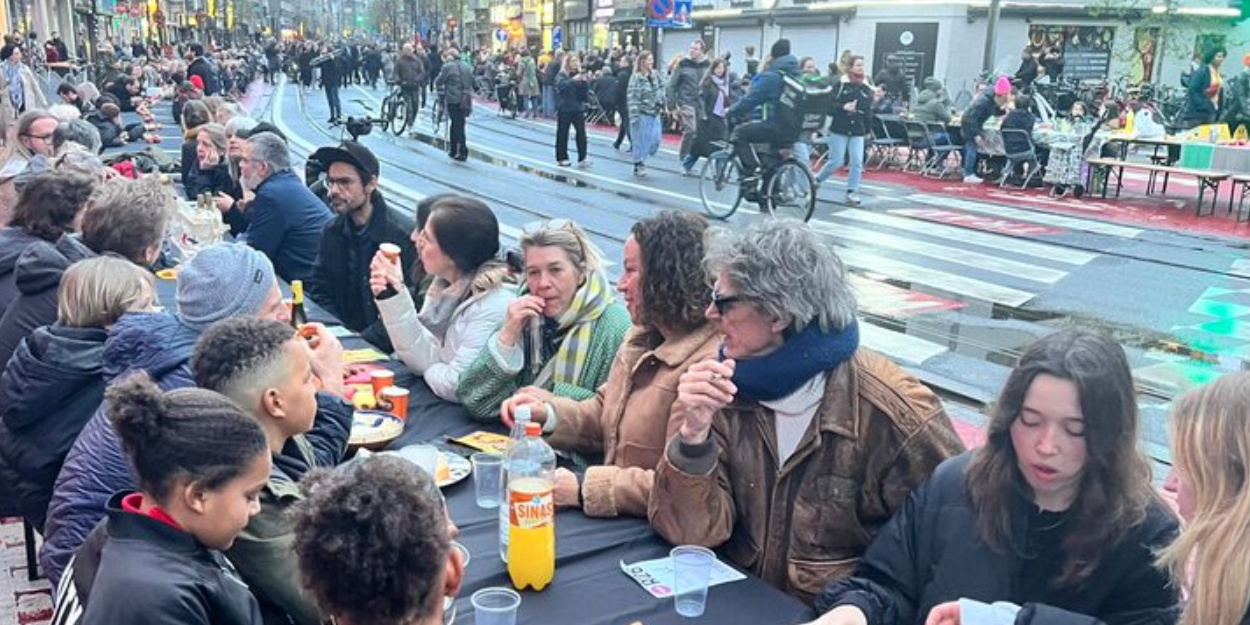 Belgique 7 000 personnes se sont rassemblées autour d'une table de deux kilomètres pour Pâques et le Ramadan