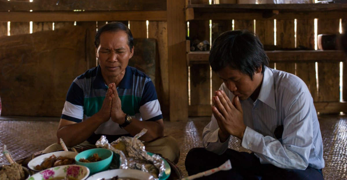 Birma in ontheemdenkampen, gebeden om aan het conflict te ontsnappen