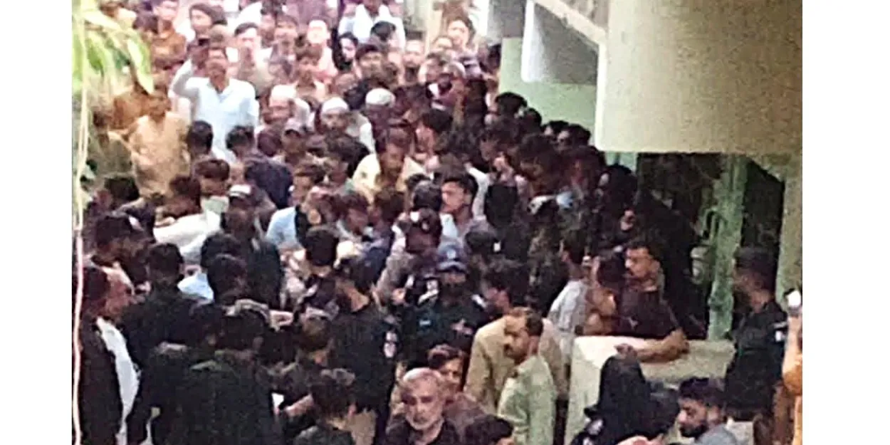 Blasphème_Pakistan_foule_colère_rassemblée_devant_maison_chrétien