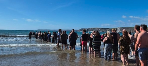 Royaume-Uni : 170 personnes baptisées dans la mer