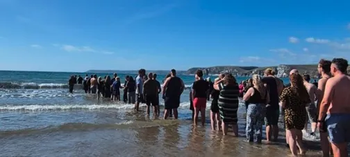Royaume-Uni : 170 personnes baptisées dans la mer