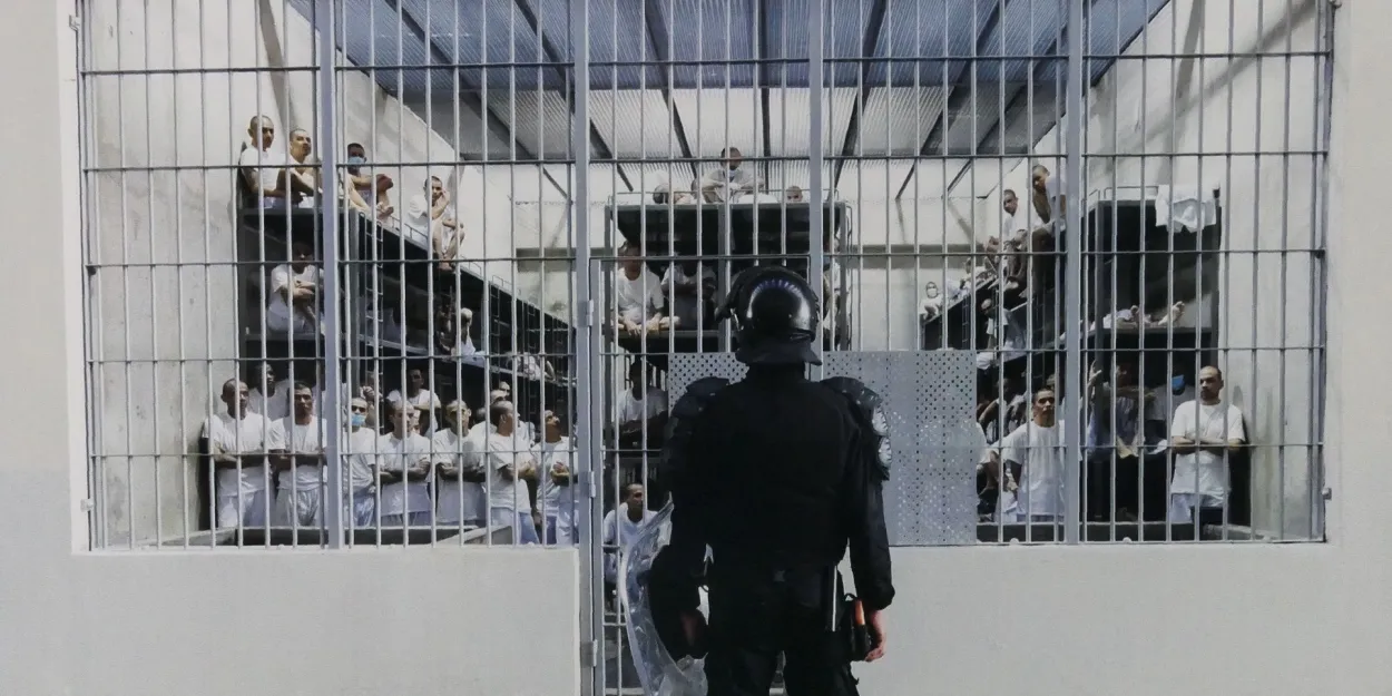 Expulsé des États-Unis vers “l’enfer” d’une prison au Salvador la Bible comme lueur d’espoir