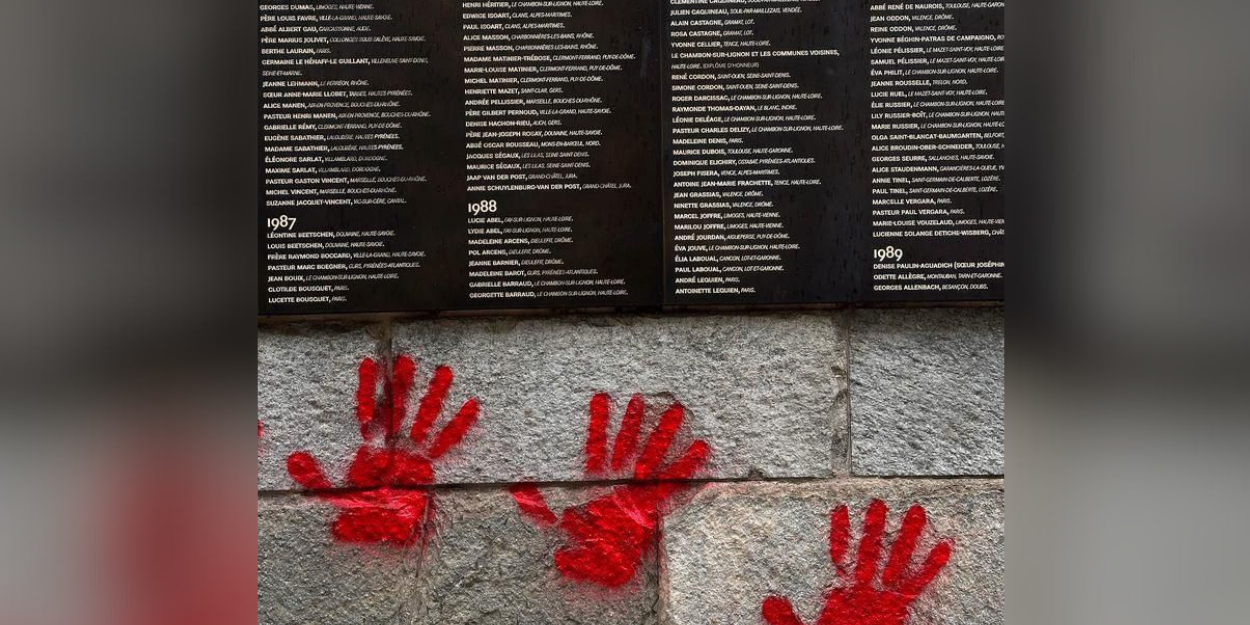 France  des mains rouges taguées sur le Mémorial de la Shoah à Paris, dénonce le Crif