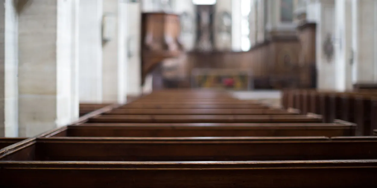 France  des vitraux conçus par un prêtre accusés de pédocriminalité retirés d'une église