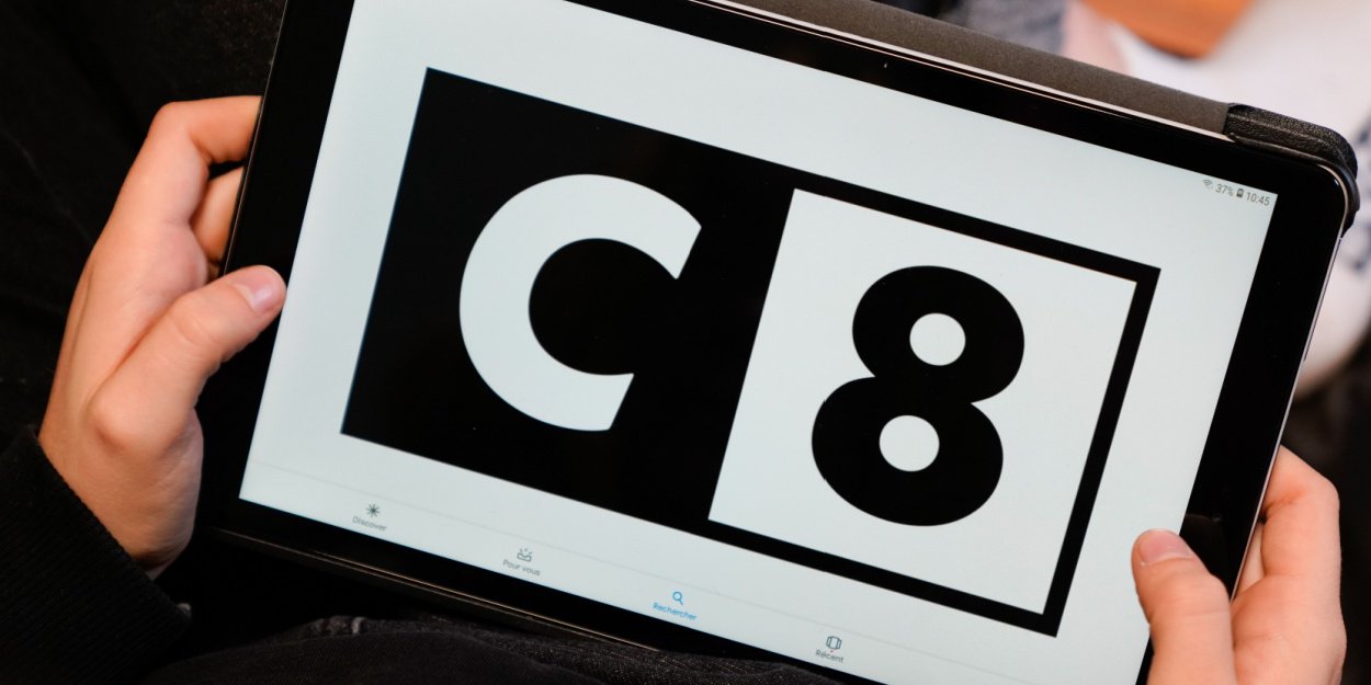 France la chaîne de télévision C8 (groupe Canal+) privée de fréquence