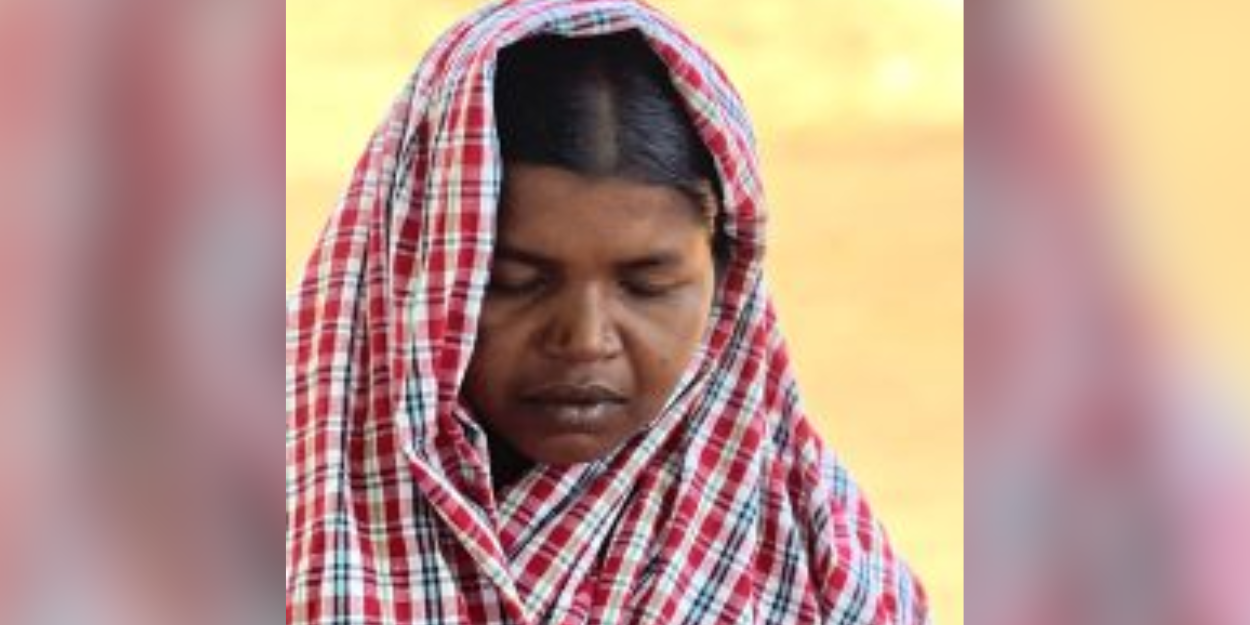 Inde une veuve chrétienne fuit son village pour échapper à la mort après l'assassinat de son mari, tout en maintenant sa foi en Jésus