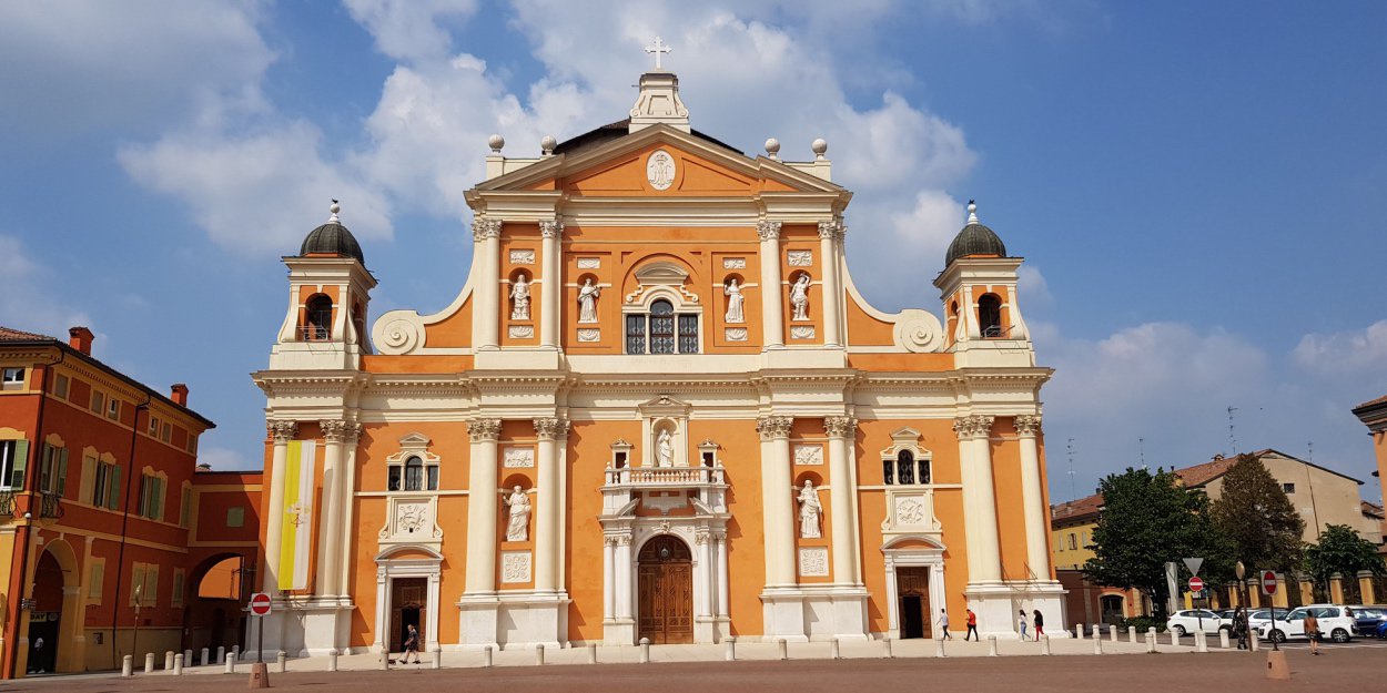 Italie un artiste accusé de blasphème blessé dans une église
