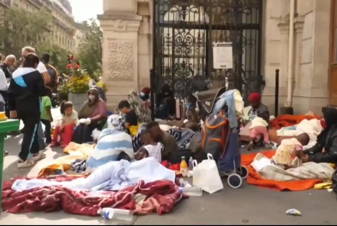 JO 2024 plus de 350 personnes à la rue campent devant la mairie du 18e arrondissement