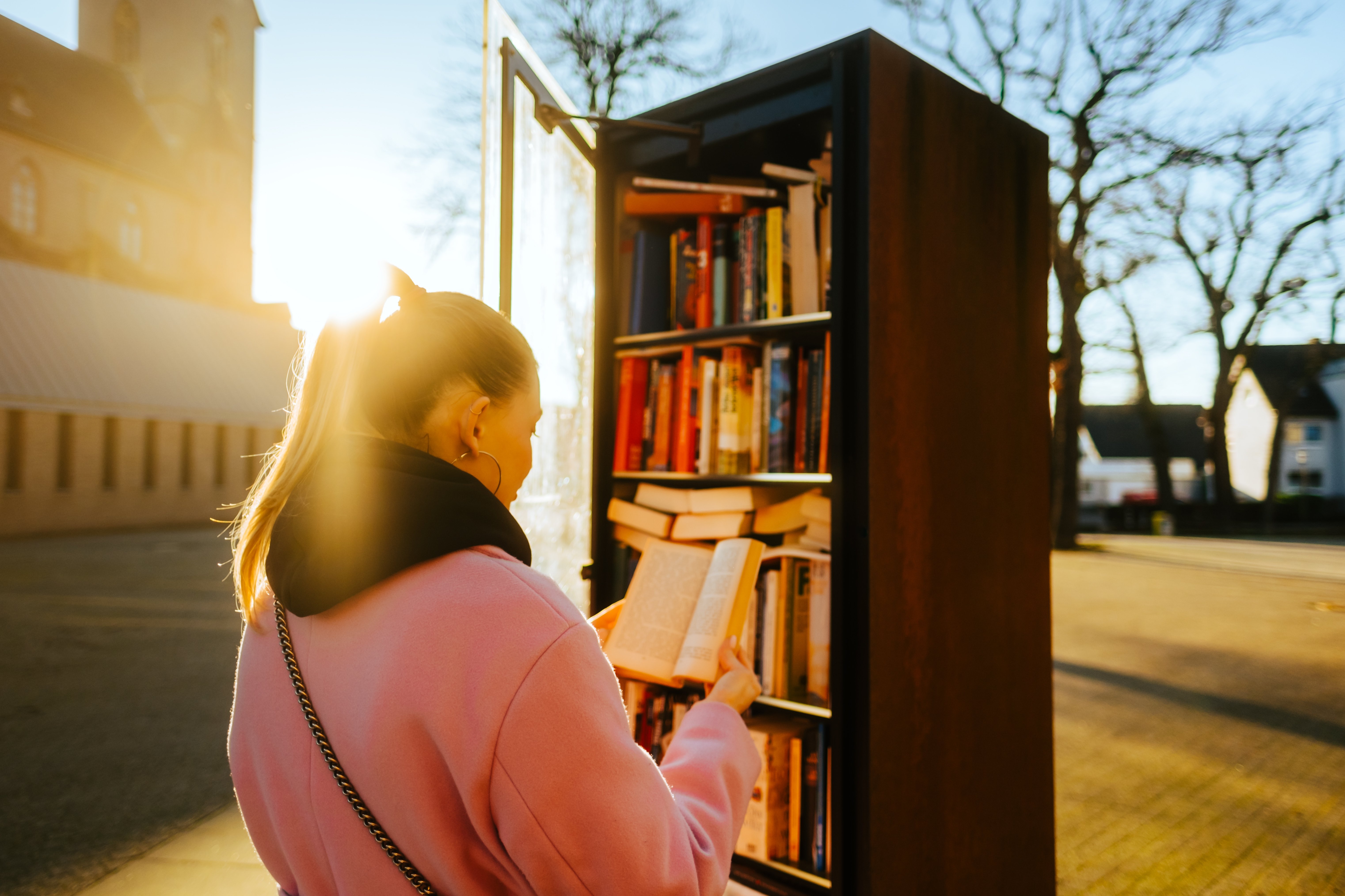 Una donna dell'Oregon diffonde l'amore di Dio con Bibbie gratuite nella biblioteca del suo quartiere