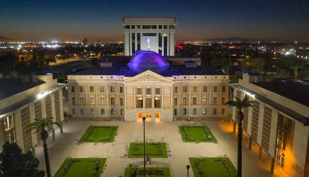Gobernador de Arizona se opone a proyecto de ley para tratar a fetos que sobreviven a abortos