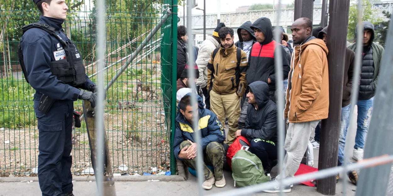 Le président des évêques de France appelle à "ne pas traiter les migrants commes des délinquants"
