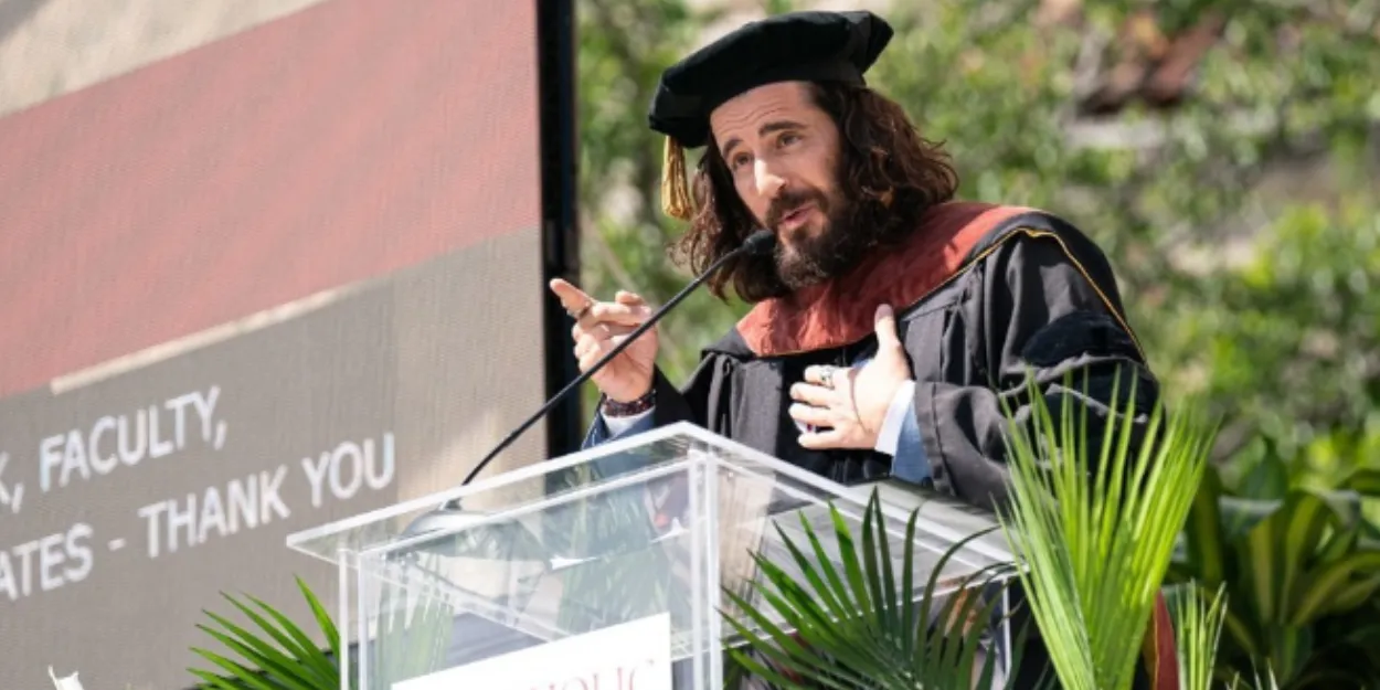 Le puissant message de foi de Jonathan Roumie (The Chosen) aux diplômés d'une université catholique