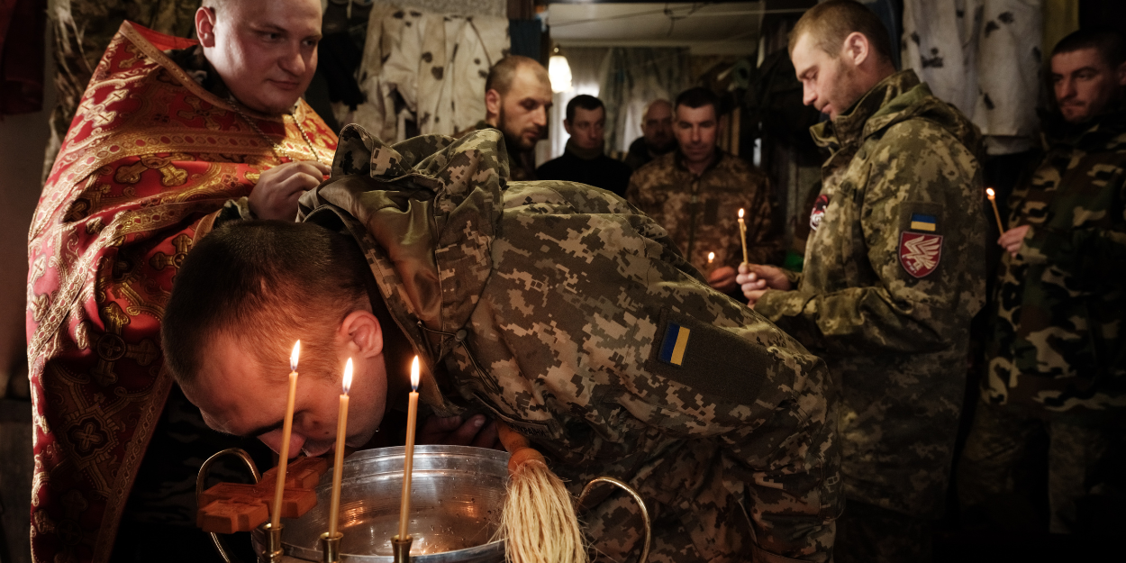Oekraïense soldaten zoeken troost in geloof en gebed