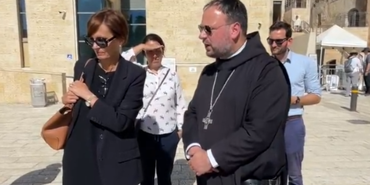 Durante una visita al Muro Occidentale, un abate tedesco ordinò di rimuovere la sua croce