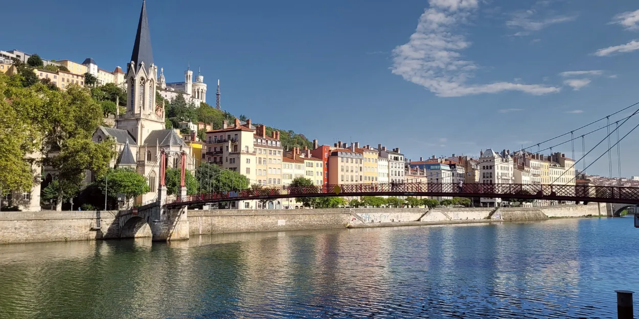 Lyon_prêtre_tête_groupe_scolaire_démis_après_relation