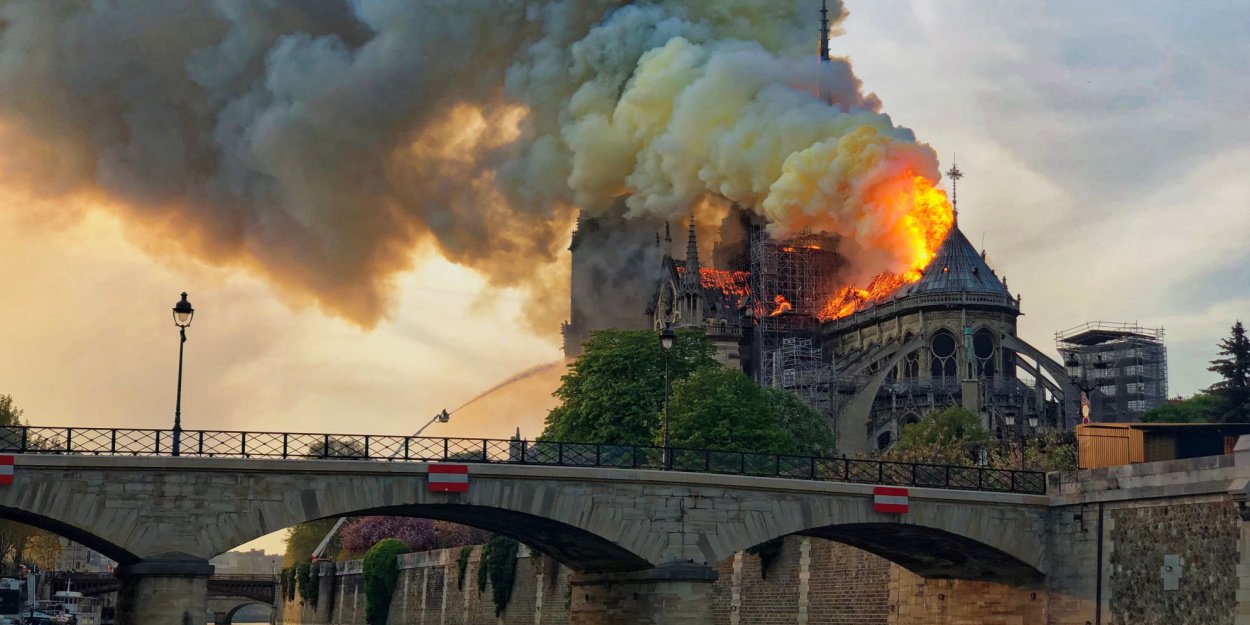 Notre-Dame čtyři roky po požáru, zahájení rekonstrukce věže