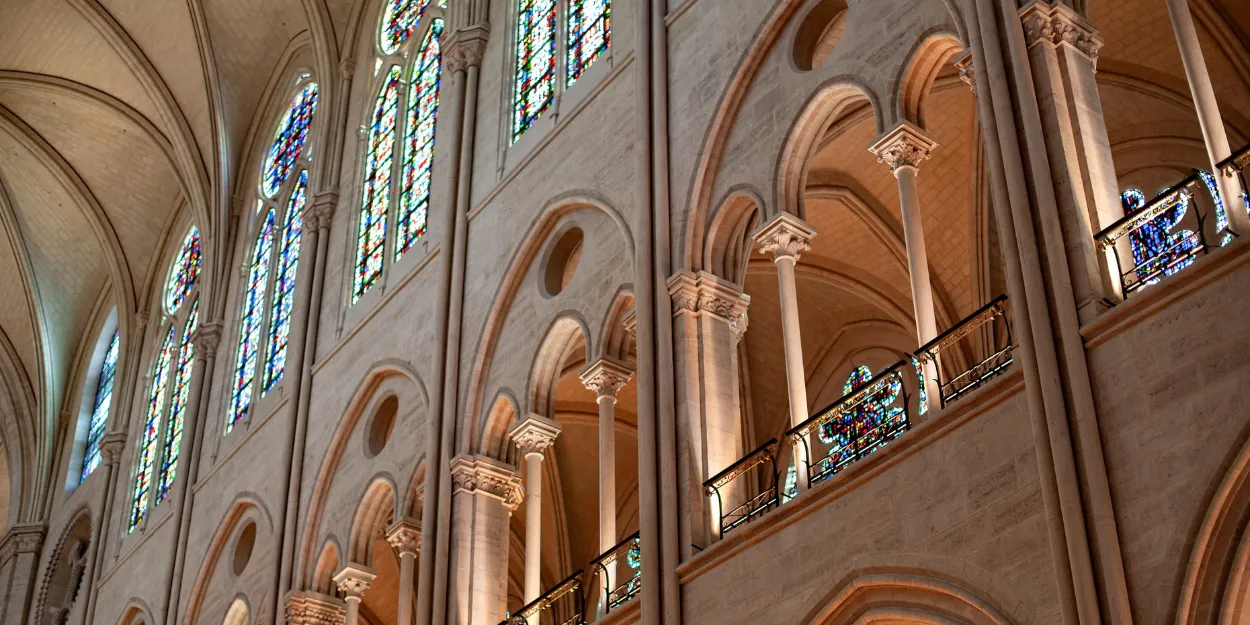 Notre-Dame_justice_suspend_pas_pose_nouveaux_vitraux_contestés