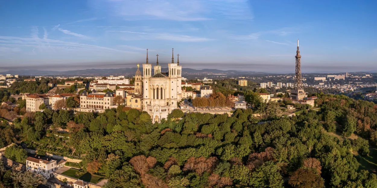 Pédocriminalité dans l'église  les vitraux du père Ribes, héritage encombrant