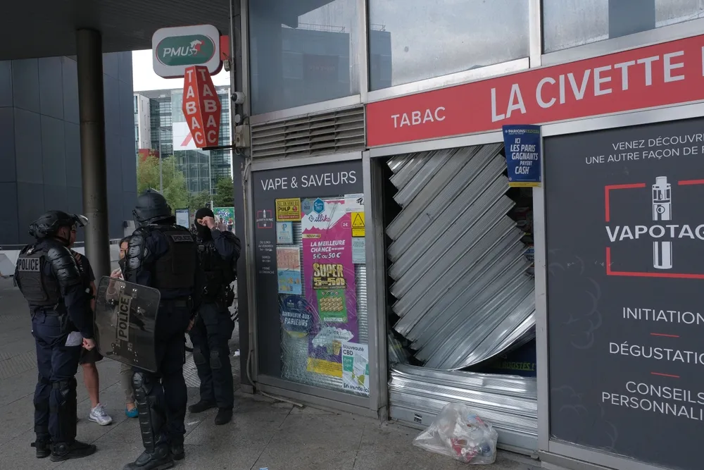 Pillages, émeutes, tensions sociales : les chrétiens appelés à prier