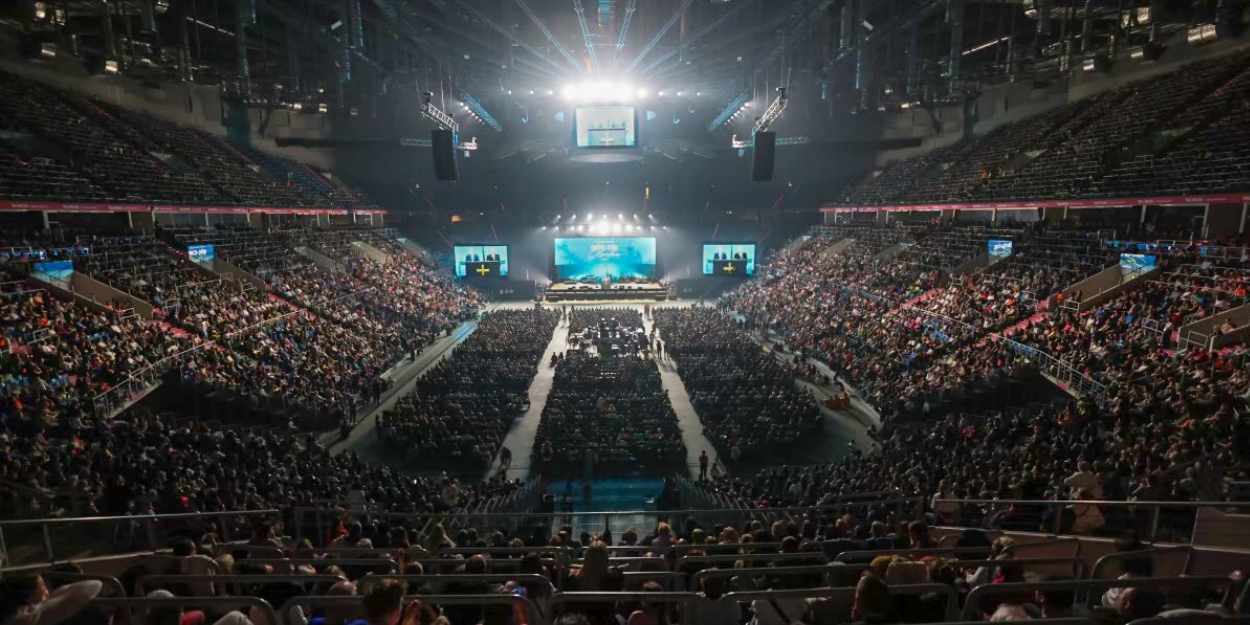 Pologne plus de 700 personnes décident de suivre Jésus lors de l'événement Dieu t'aime de Franklin Graham