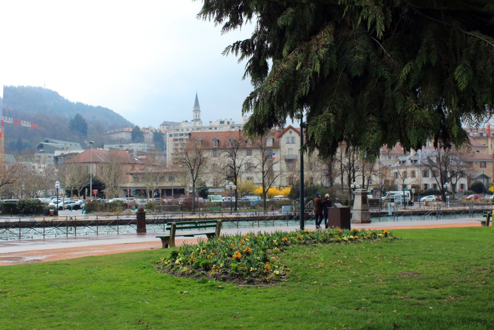 Por que o ataque em Annecy não foi qualificado como terrorista?