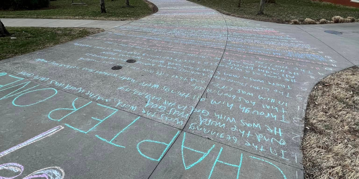 Quand la foi s’écrit en grand l’Évangile de Jean s’étale sur les trottoirs d'un campus américain