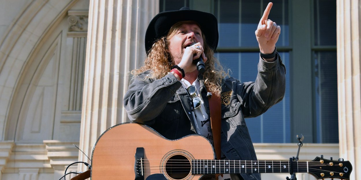 Seul Dieu peut écrire une histoire comme celle-ci  il vole la guitare de Sean Feucht et découvre ses vidéos