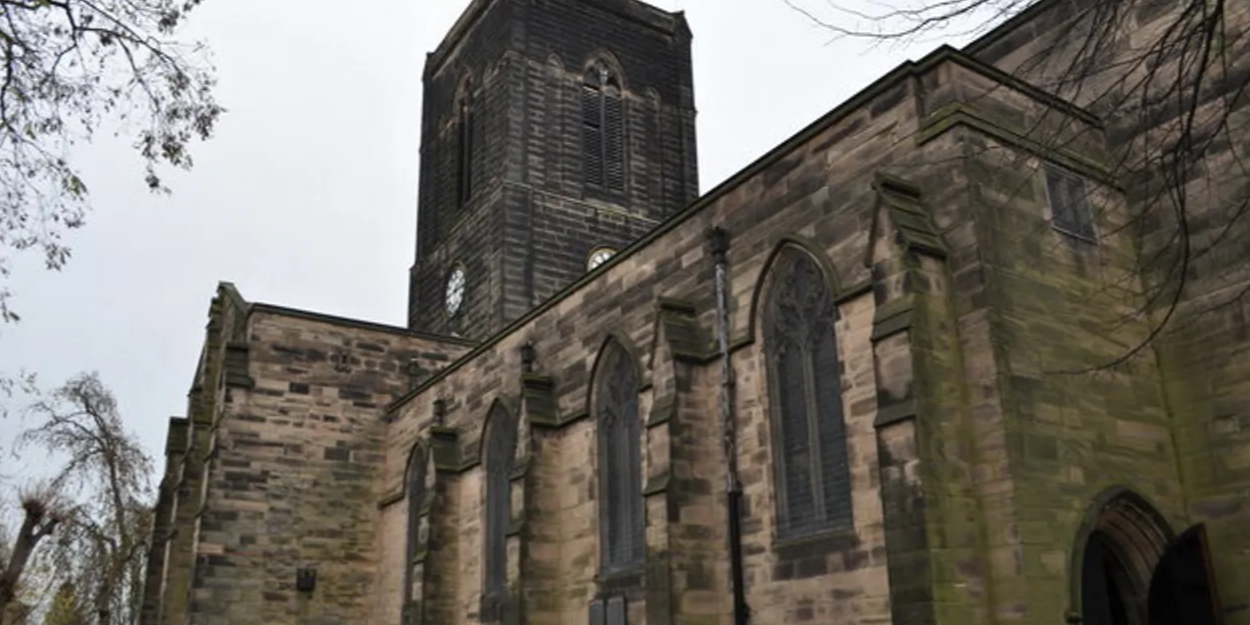 Christian pobodán před kostelem po velikonoční bohoslužbě v Anglii
