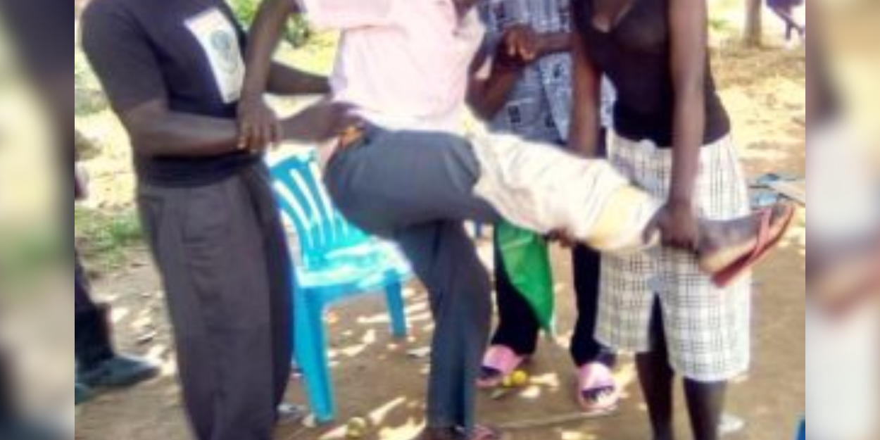 Cristiano appena convertito picchiato e ripudiato da una famiglia in Uganda