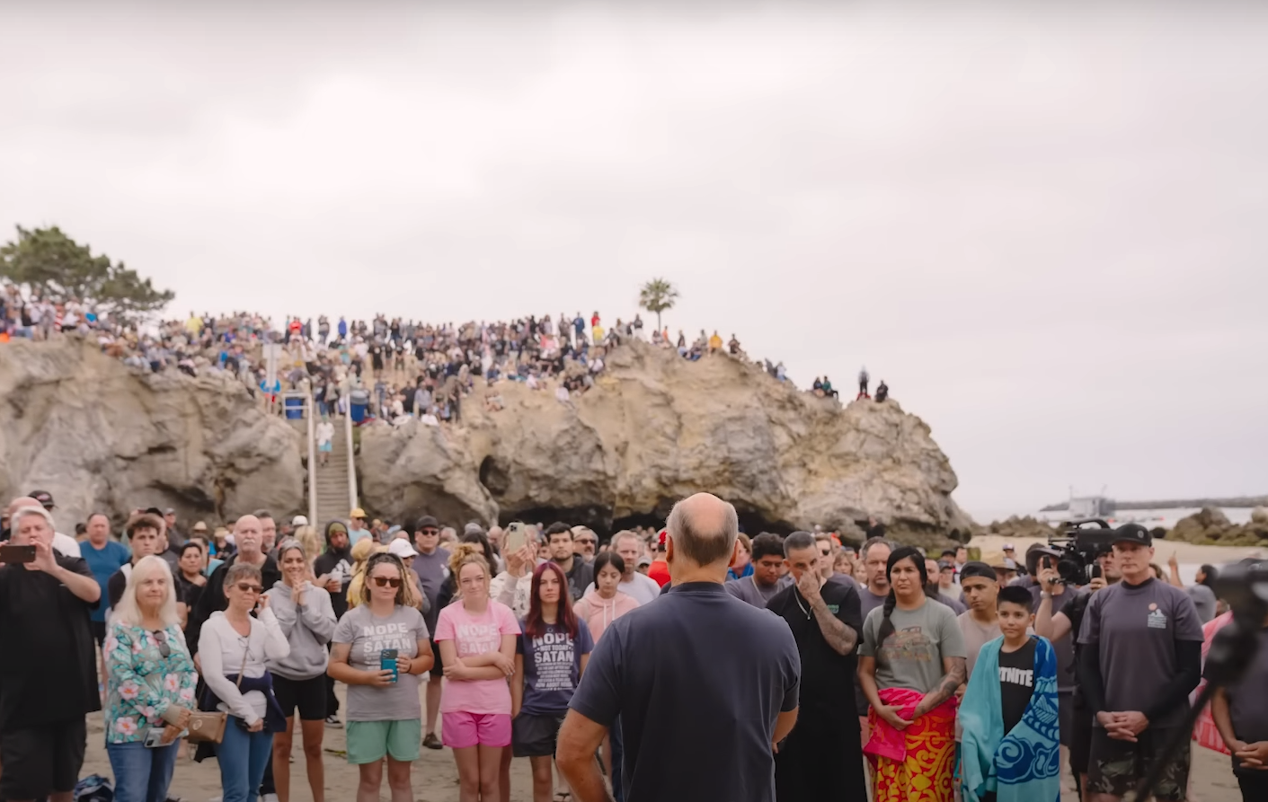 Anciano de 85 años se bautiza en el histórico evento Pirate's Cove organizado por Greg Laurie