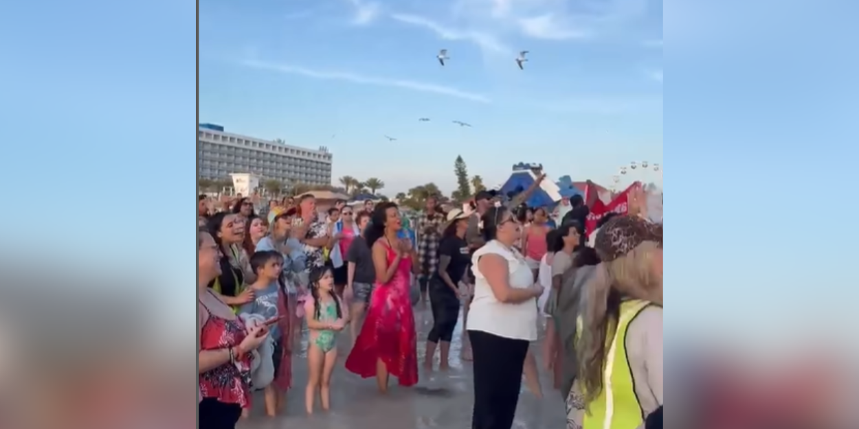 Un mouvement de Dieu !, une ancienne sorcière a baptisé 200 personnes sur une plage en Floride