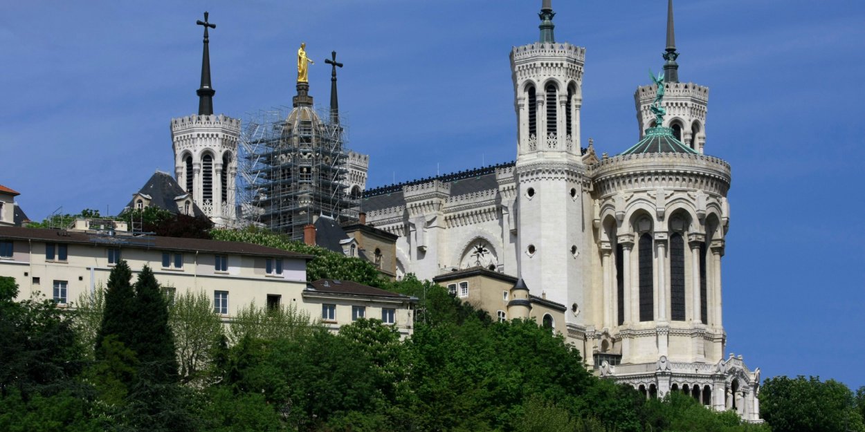 Een priester viel aan in Lyon, unanieme veroordelingen