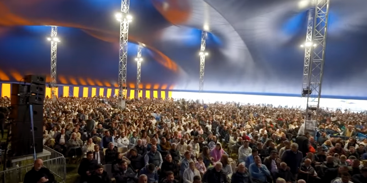 Un reportage YouTube sur le plus grand rassemblement tzigane évangélique d’Europe passionne les internautes