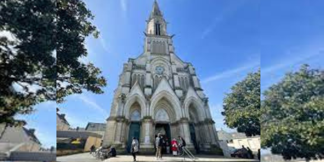 Eine verwüstete Kirche in Angers, eine offene Untersuchung
