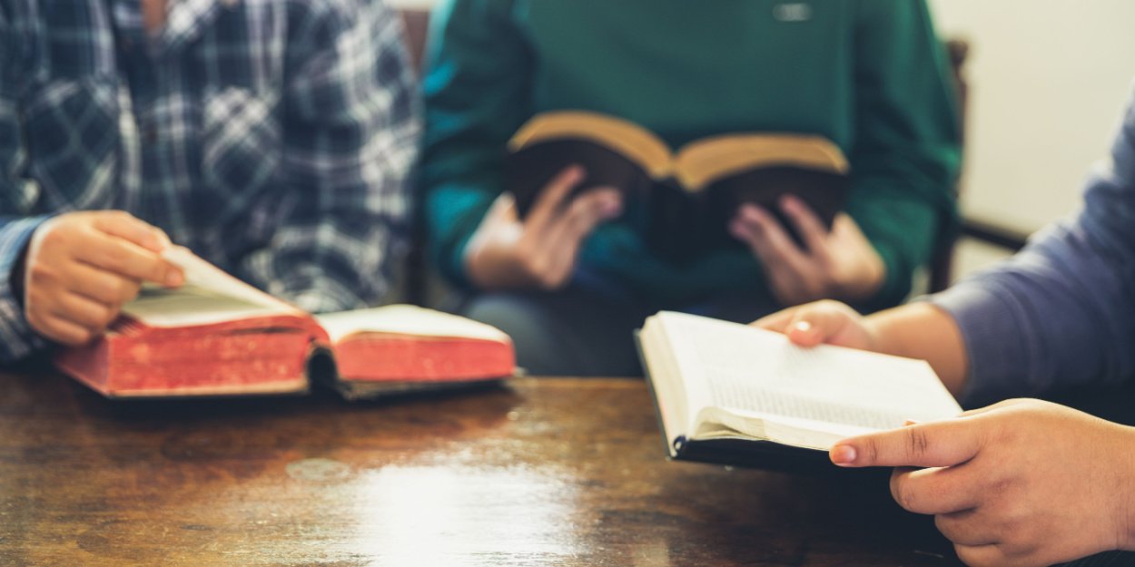 Um estudo recente mostra como as gerações mais jovens de americanos se deixam tocar pelo poder da mensagem bíblica e transformam suas vidas ao lê-la.