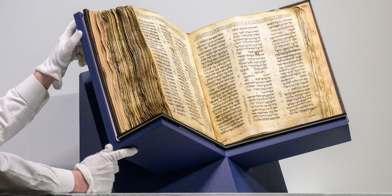 Leilão histórico do Codex Sassoon vendeu mais de US$ 38 milhões na Sotheby's, em Nova York