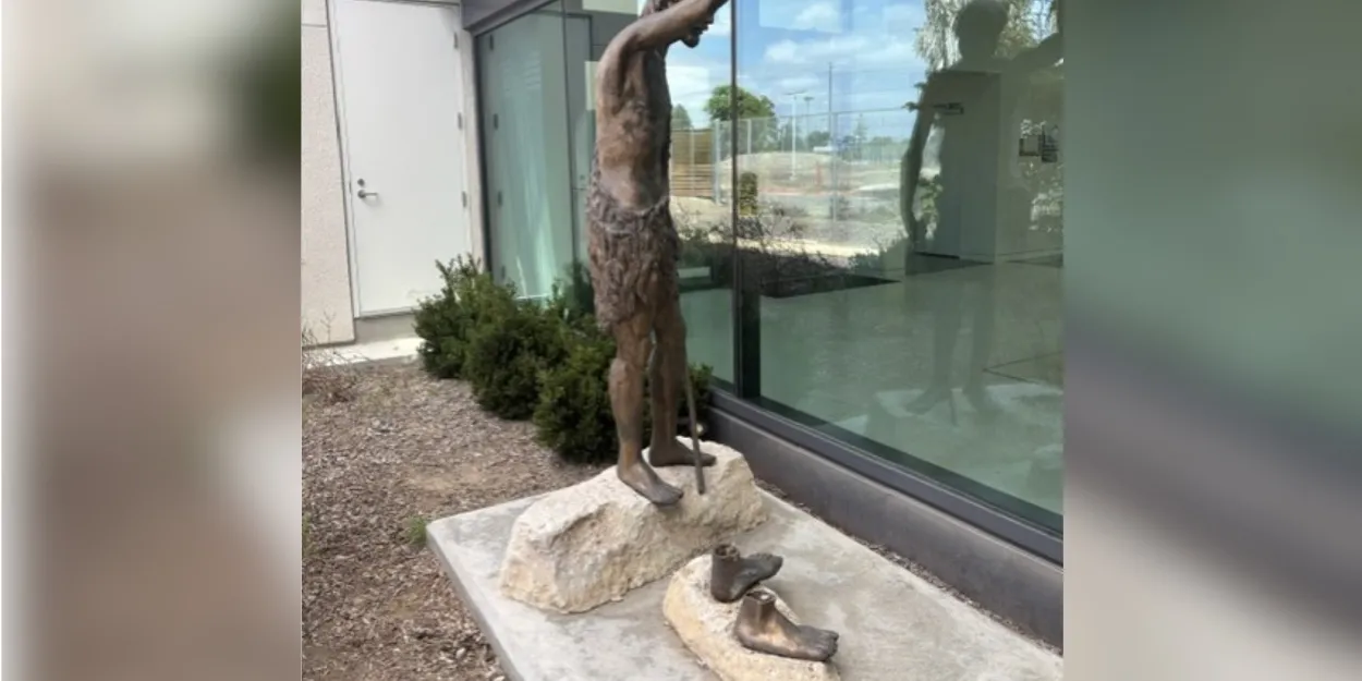 Vol_statue_bronze_Jésus_devant_église_californienne