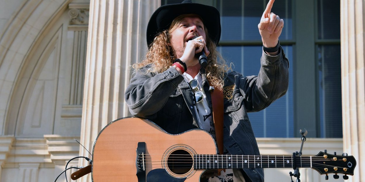Zach stal de gitaar van Sean Feucht en had er spijt van... hij is net gedoopt!