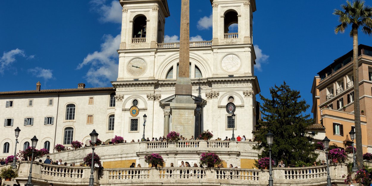 des militants dénoncent les féminicides en peignant de rouge des escaliers surplombés par une église emblématique