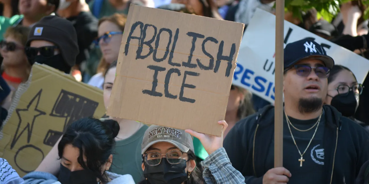 etats_unis_militants_interrompent_culte_denoncant_appartenance_pasteur_ice