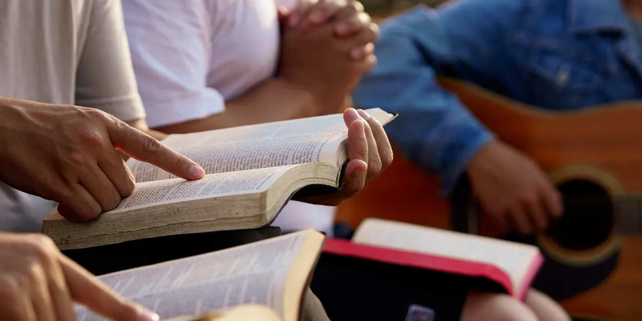 des-jeunes-encore-connectes-a-la-bible-les-conclusions-etonnantes-dun-rapport