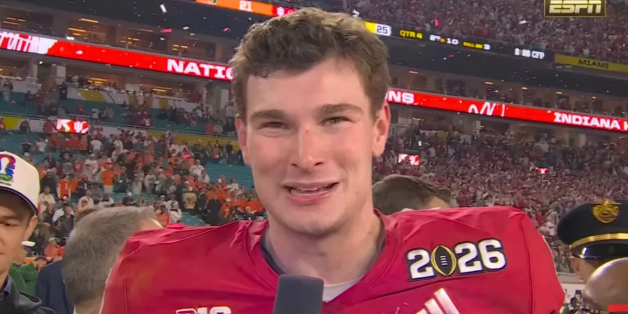 Le_celebre_quaterback_des_indiana_hoosiers_fernando_fernando_mendoza_remercie_dieu_apres_la_victoire_de_son_equipe