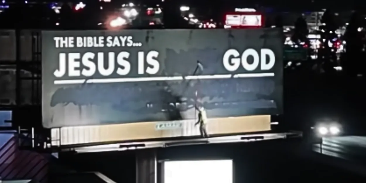 jesus_pas_dieu_californie_homme_repeint_panneau