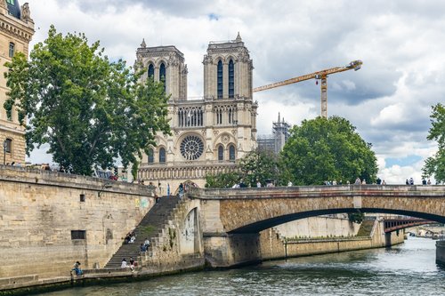 nouveau_vestiaire_liturgique_notre_dame_castelbajac_lumiere_rayonnement