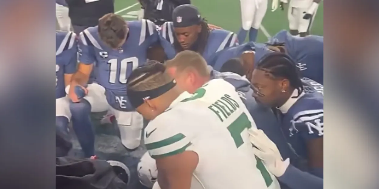 scene_incroyable_des_adversaires_football_americain_unissent_priere
