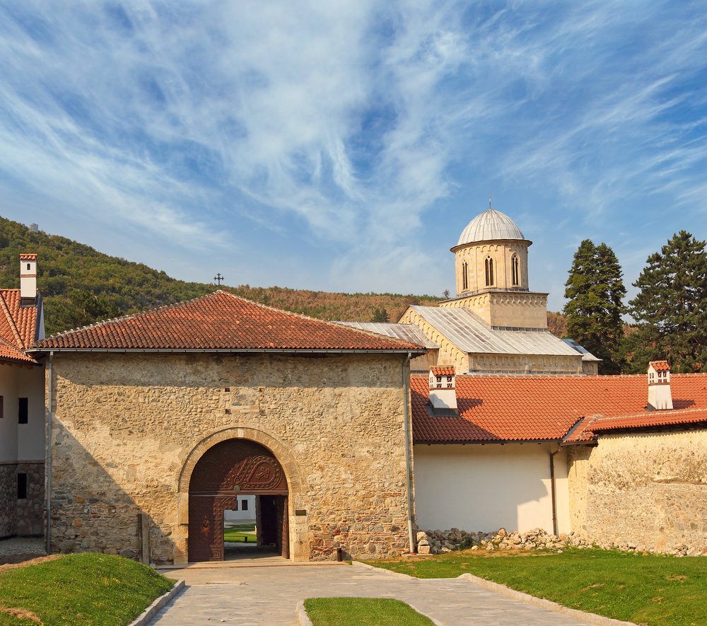 De NAVO beschermt het middeleeuwse klooster van Decani in Kosovo