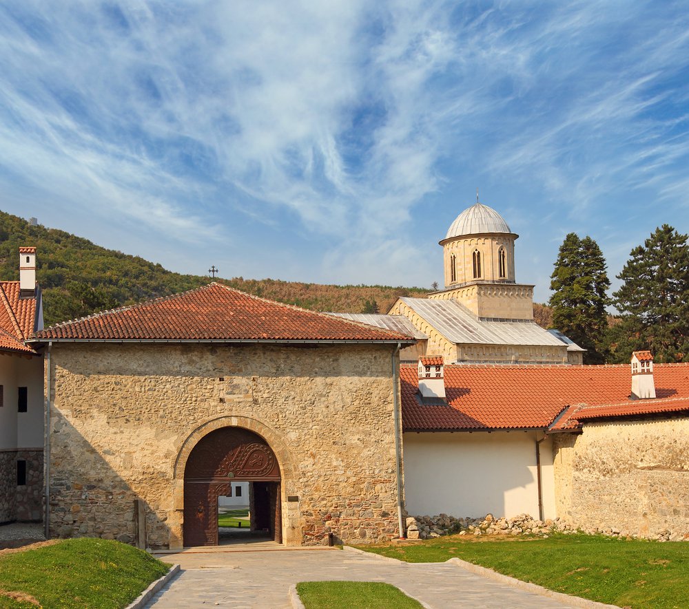 La NATO protegge il monastero medievale di Decani in Kosovo